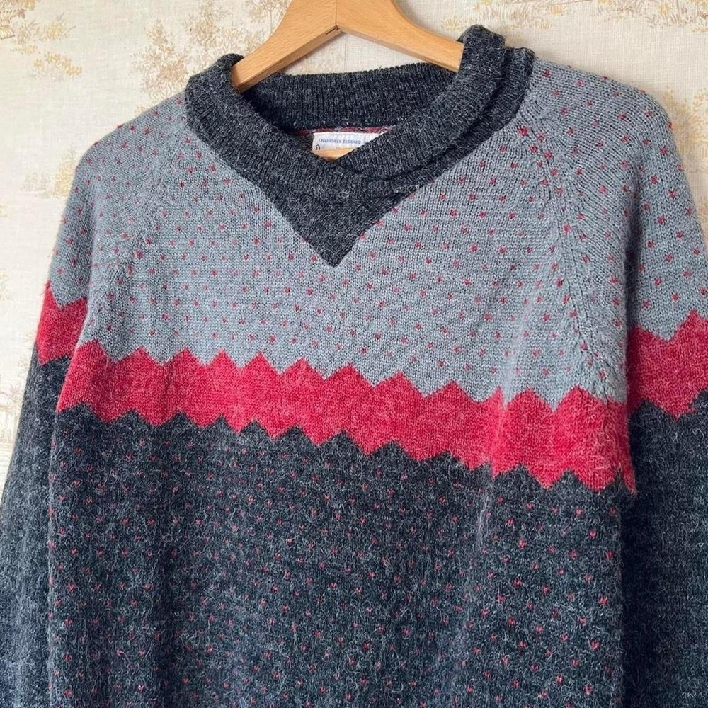 Vintage 70s 80s gray and red polka dot zig zag v neck knit pullover sweater L